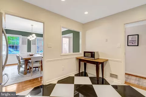 Entry Way - 1122 Kensington Rd, Mclean, VA 22101 photo 3 of 4