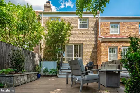 Exterior - 1122 Kensington Rd, Mclean, VA 22101 photo 3 of 5