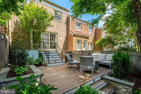 Exterior - 1122 Kensington Rd, Mclean, VA 22101 photo 4 of 5