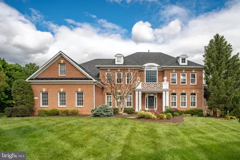 2939 Fox Mill Manor Dr, Oakton, VA 22124