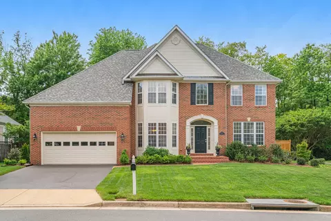 6758 Edge Cliff Dr, Alexandria, VA 22315