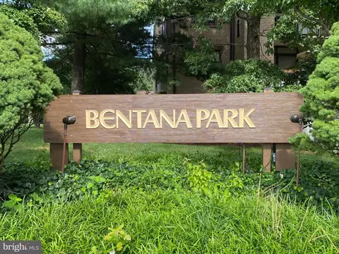 1631 Parkcrest Cir #8B/301, Reston, VA 20190