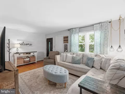 Living - 7309 Neuman St, Springfield, VA 22150 photo 1 of 3