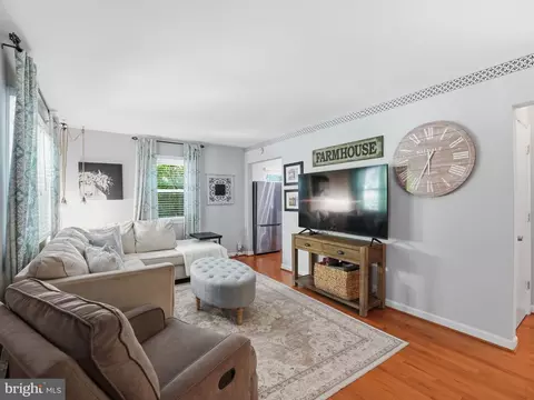 Living - 7309 Neuman St, Springfield, VA 22150 photo 2 of 3