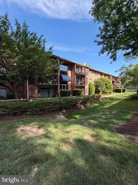 7604 Savannah St #T2, Falls Church, VA 22043