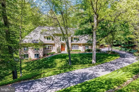 2402 Oakmont Ct, Oakton, VA 22124