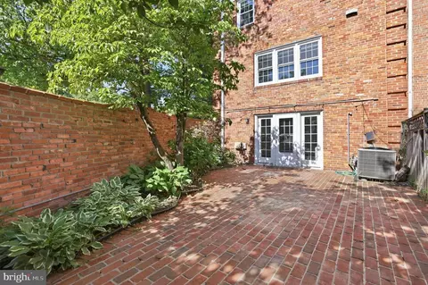Exterior - 7000 Alicent Pl, Mclean, VA 22101 photo 3 of 4