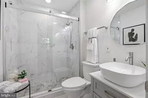 Bath - 7000 Alicent Pl, Mclean, VA 22101 photo 2 of 5