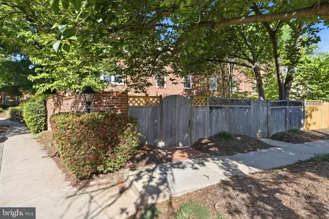 Exterior - 7000 Alicent Pl, Mclean, VA 22101 photo 4 of 4