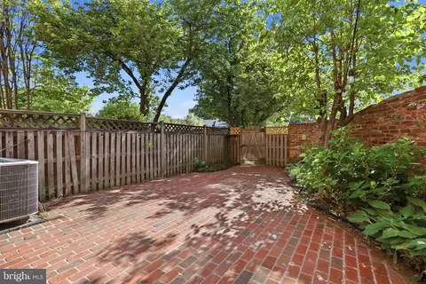 Exterior - 7000 Alicent Pl, Mclean, VA 22101 photo 2 of 4