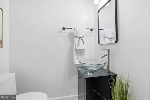Bath - 7000 Alicent Pl, Mclean, VA 22101 photo 5 of 5