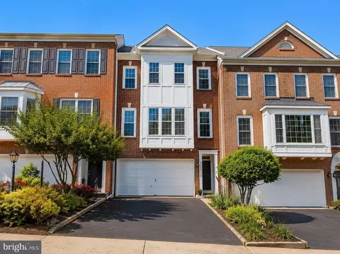 5757 Governors Pond Cir, Alexandria, VA 22310