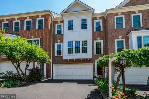 5757 Governors Pond Cir, Alexandria, VA 22310
