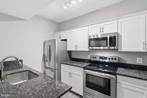 12155 Penderview Ter #823, Fairfax, VA 22033