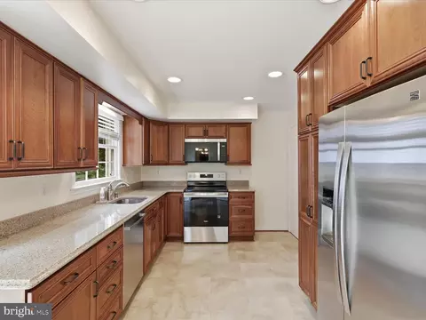 Kitchen - 6800 Sydenstricker Rd, Springfield, VA 22152 photo 3 of 4