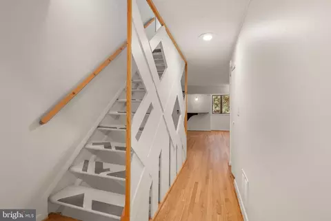 Entry Way - 2242 Cartwright Pl, Reston, VA 20191 photo 2 of 3