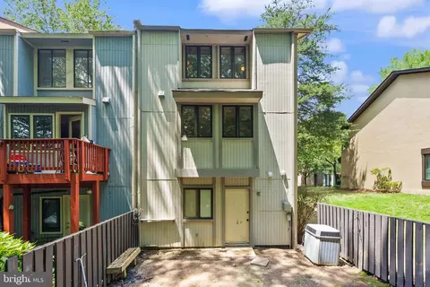 Exterior - 2242 Cartwright Pl, Reston, VA 20191 photo 4 of 6