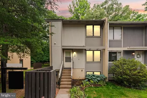 2242 Cartwright Pl, Reston, VA 20191