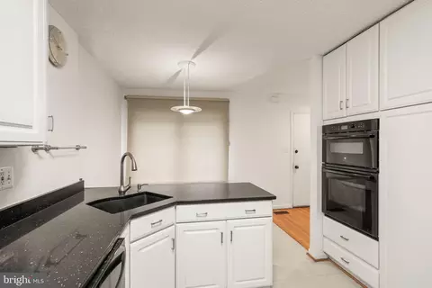 Kitchen - 2242 Cartwright Pl, Reston, VA 20191 photo 4 of 5