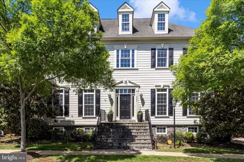 2822 Norborne Pl, Oakton, VA 22124