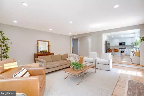 Living - 3599 Beech Down Dr, Chantilly, VA 20151 photo 6 of 8