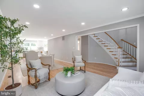 Living - 3599 Beech Down Dr, Chantilly, VA 20151 photo 2 of 8
