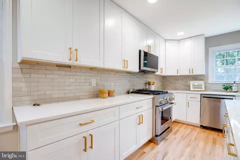 Kitchen - 3599 Beech Down Dr, Chantilly, VA 20151 photo 7 of 8