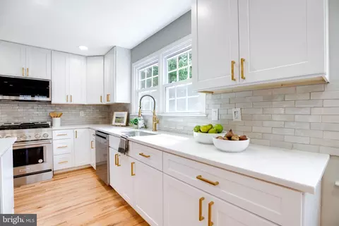 Kitchen - 3599 Beech Down Dr, Chantilly, VA 20151 photo 6 of 8