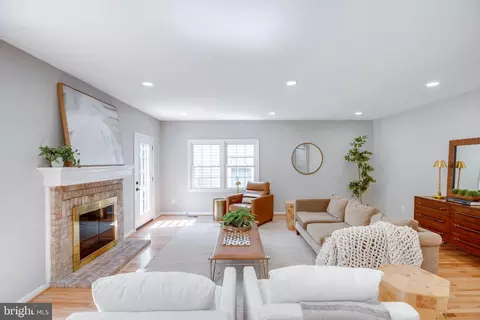 Living - 3599 Beech Down Dr, Chantilly, VA 20151 photo 7 of 8