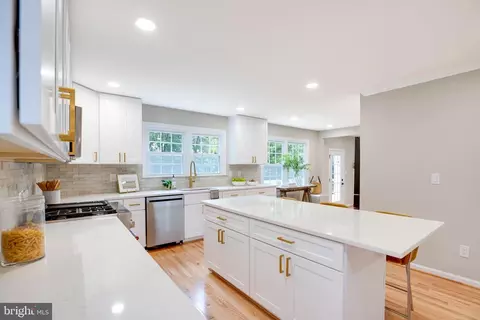 Kitchen - 3599 Beech Down Dr, Chantilly, VA 20151 photo 4 of 8