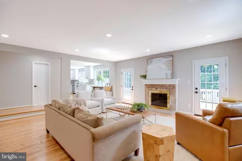 Living - 3599 Beech Down Dr, Chantilly, VA 20151 photo 4 of 8