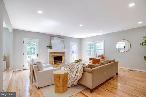 Living - 3599 Beech Down Dr, Chantilly, VA 20151 photo 3 of 8