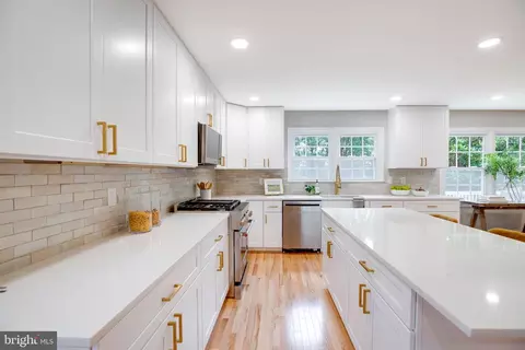 Kitchen - 3599 Beech Down Dr, Chantilly, VA 20151 photo 5 of 8