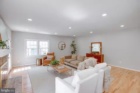 Living - 3599 Beech Down Dr, Chantilly, VA 20151 photo 5 of 8