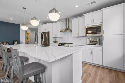3925 Fair Ridge Dr #201, Fairfax, VA 22033