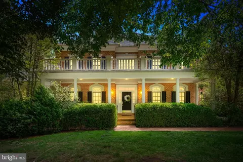 Exterior - 897 Chinquapin Rd, Mclean, VA 22102 photo 5 of 9