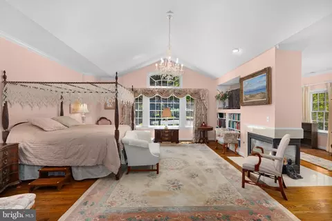 Bedroom - 897 Chinquapin Rd, Mclean, VA 22102 photo 1 of 7
