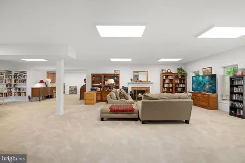 Living - 897 Chinquapin Rd, Mclean, VA 22102 photo 7 of 7