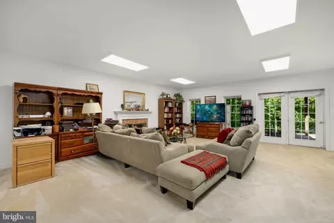 Living - 897 Chinquapin Rd, Mclean, VA 22102 photo 6 of 7