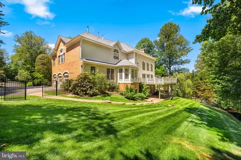 Exterior - 897 Chinquapin Rd, Mclean, VA 22102 photo 3 of 9
