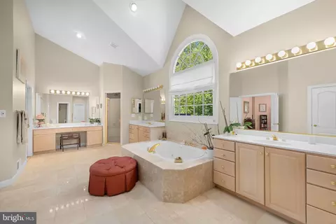 Bath - 897 Chinquapin Rd, Mclean, VA 22102 photo 4 of 6