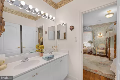 Bath - 897 Chinquapin Rd, Mclean, VA 22102 photo 5 of 6