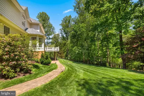 Exterior - 897 Chinquapin Rd, Mclean, VA 22102 photo 7 of 9