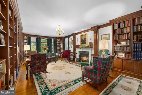 Living - 897 Chinquapin Rd, Mclean, VA 22102 photo 2 of 7