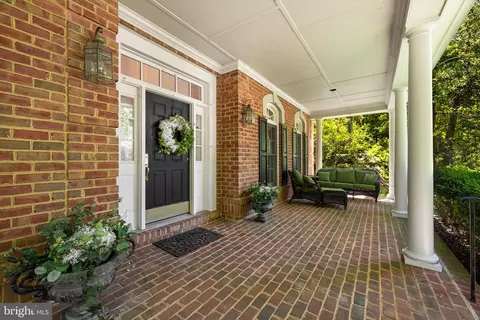 Exterior - 897 Chinquapin Rd, Mclean, VA 22102 photo 4 of 9