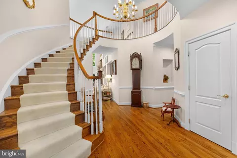 Entry Way - 897 Chinquapin Rd, Mclean, VA 22102 photo 5 of 7