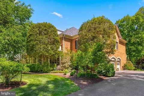 Exterior - 897 Chinquapin Rd, Mclean, VA 22102 photo 2 of 9