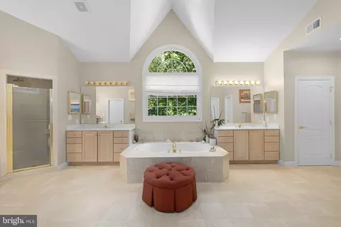 Bath - 897 Chinquapin Rd, Mclean, VA 22102 photo 2 of 6