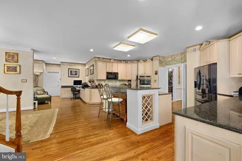 Kitchen - 897 Chinquapin Rd, Mclean, VA 22102 photo 4 of 5
