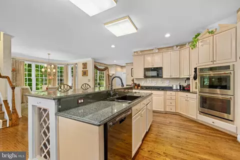 Kitchen - 897 Chinquapin Rd, Mclean, VA 22102 photo 3 of 5